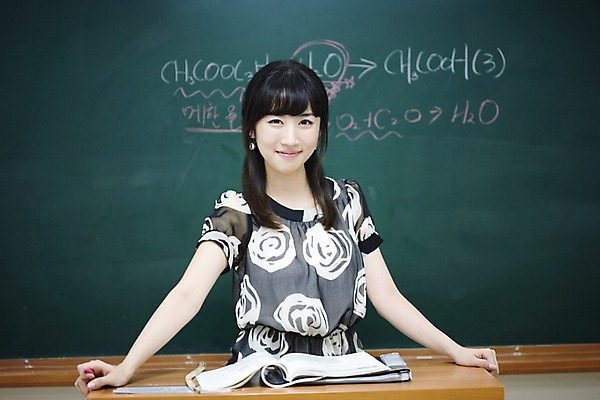 포토 JPG 문자 여자 교육 교실 학교 수업 교재 실내 한명 미소 웃음 사람 동양인 상반신 20대 성인 책 스쿨라이프 교사 칠판 한국인 가르침 복도 화학 도서관 분필 과학교육 교탁 원소기호 화학식 여자만 여자한명만 성인여자만 청년만 청년여자만 성인한명만 청년여자한명만 성인여자한명만 성인만 국내포토 직업 1 라이프스타일 기호 과학 표정 인종 청년 내부 초크 공식 파일형식