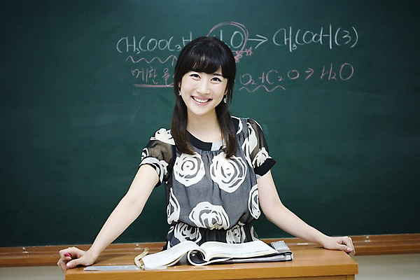 포토 JPG 문자 여자 교육 학교 수업 교재 실내 한명 미소 웃음 사람 동양인 상반신 20대 성인 책 스쿨라이프 교사 칠판 한국인 가르침 복도 화학 도서관 분필 과학교육 교탁 원소기호 화학식 여자만 여자한명만 성인여자만 청년만 청년여자만 성인한명만 청년여자한명만 성인여자한명만 성인만 국내포토 직업 1 라이프스타일 기호 과학 표정 인종 청년 내부 초크 공식 파일형식