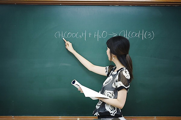 포토 JPG 문자 여자 교육 학교 수업 교재 실내 한명 사람 동양인 상반신 20대 성인 옆모습 책 스쿨라이프 교사 칠판 한국인 가르침 복도 화학 분필 과학교육 원소기호 화학식 여자만 여자한명만 성인여자만 청년만 청년여자만 성인한명만 청년여자한명만 성인여자한명만 성인만 국내포토 직업 1 라이프스타일 기호 뷰포인트 과학 인종 청년 내부 초크 공식 파일형식