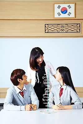 포토 JPG 학생 여학생 여자 교육 남자 교복 남학생 학교 청소년 고등학생 수업 실내 고등학교 미소 웃음 사람 상반신 성인 세명 스쿨라이프 모형 교사 한국인 DNA 태극기 카디건 책상 화이트보드 과학교육 과학실 염색체구조 염색체모형 국내포토 직업 라이프스타일 옷 과학 가구 표정 동양인 내부 외투 국기 생명공학 파일형식