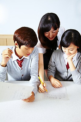 포토 JPG 학생 여학생 여자 교육 남자 교복 남학생 학교 청소년 고등학생 수업 실내 고등학교 미소 웃음 사람 손짓 상반신 성인 세명 필기구 연필 스쿨라이프 교사 한국인 가르침 카디건 책상 보고서 화이트보드 과학교육 과학실 실험보고서 국내포토 직업 라이프스타일 옷 과학 가구 모션 문구용품 학용품 표정 동양인 내부 외투 파일형식