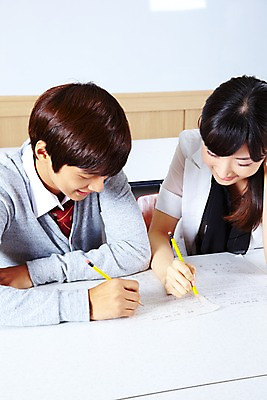 포토 JPG 학생 여학생 여자 교육 남자 교복 남학생 학교 청소년 고등학생 수업 실내 고등학교 미소 웃음 사람 손짓 상반신 성인 두명 필기구 연필 스쿨라이프 교사 한국인 카디건 책상 보고서 화이트보드 과학교육 과학실 실험보고서 국내포토 직업 라이프스타일 옷 과학 가구 모션 문구용품 학용품 표정 동양인 내부 외투 파일형식