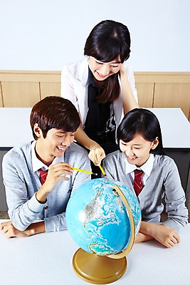 포토 JPG 학생 여학생 여자 교육 남자 교복 남학생 학교 청소년 고등학생 수업 실내 고등학교 미소 웃음 사람 손짓 상반신 성인 세명 필기구 연필 지구본 스쿨라이프 교사 한국인 가리킴 가르침 카디건 책상 화이트보드 과학교육 과학실 국내포토 직업 라이프스타일 옷 과학 가구 모션 문구용품 학용품 표정 동양인 내부 외투 파일형식