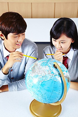 포토 JPG 학생 여학생 여자 교육 남자 교복 남학생 학교 청소년 고등학생 수업 실내 고등학교 미소 웃음 사람 동양인 손짓 상반신 두명 필기구 연필 지구본 스쿨라이프 한국인 가리킴 카디건 책상 과학교육 과학실 십대만 국내포토 라이프스타일 옷 과학 가구 모션 문구용품 학용품 표정 인종 내부 외투 파일형식