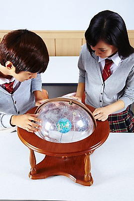 포토 JPG 학생 여학생 여자 교육 남자 교복 남학생 학교 청소년 고등학생 수업 실내 고등학교 사람 동양인 손짓 상반신 두명 지구본 스쿨라이프 한국인 카디건 책상 과학교육 과학실 별자리구 천구의 투시천구의 십대만 국내포토 라이프스타일 옷 과학 가구 모션 인종 내부 외투 파일형식