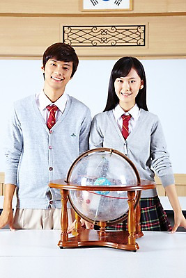 포토 JPG 학생 여학생 여자 교육 남자 교복 남학생 포즈 학교 청소년 고등학생 수업 실내 고등학교 미소 웃음 사람 동양인 상반신 두명 지구본 스쿨라이프 한국인 카디건 책상 화이트보드 과학교육 과학실 별자리구 천구의 투시천구의 십대만 국내포토 라이프스타일 옷 과학 가구 표정 인종 내부 외투 파일형식