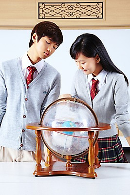 포토 JPG 학생 여학생 여자 교육 남자 교복 남학생 포즈 학교 청소년 고등학생 수업 실내 고등학교 사람 동양인 상반신 두명 지구본 스쿨라이프 한국인 카디건 책상 화이트보드 과학교육 과학실 별자리구 천구의 투시천구의 십대만 국내포토 라이프스타일 옷 과학 가구 인종 내부 외투 파일형식