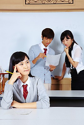 포토 JPG 학생 여학생 여자 교육 남자 교복 남학생 생각 학교 청소년 고등학생 수업 실내 고등학교 사람 손짓 상반신 성인 세명 필기구 연필 스쿨라이프 교사 한국인 가르침 카디건 책상 고민 보고서 화이트보드 과학교육 과학실 보드마카 실험보고서 국내포토 직업 라이프스타일 옷 감정 과학 가구 모션 문구용품 학용품 동양인 내부 펜 외투 파일형식