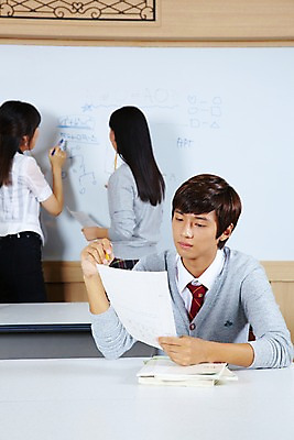 포토 JPG 학생 여학생 여자 교육 남자 교복 남학생 학교 청소년 고등학생 수업 실내 고등학교 사람 상반신 성인 세명 스쿨라이프 교사 한국인 가르침 카디건 책상 보고서 화이트보드 과학교육 과학실 보드마카 실험보고서 국내포토 직업 라이프스타일 옷 과학 가구 동양인 내부 펜 외투 파일형식