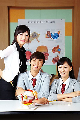 포토 JPG 학생 여학생 여자 교육 남자 교복 남학생 포즈 신체 학교 청소년 고등학생 수업 알림판 실내 고등학교 미소 웃음 사람 상반신 성인 세명 필기구 연필 스쿨라이프 교사 한국인 카디건 책상 보고서 과학교육 과학실 눈모형 실험보고서 안구모형 국내포토 직업 라이프스타일 옷 과학 가구 문구용품 학용품 표정 동양인 내부 모형 외투 파일형식