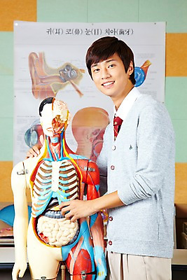 포토 JPG 학생 교육 남자 교복 신체 학교 인체모형 청소년 고등학생 수업 알림판 실내 고등학교 한명 미소 웃음 사람 동양인 상반신 10대 스쿨라이프 한국인 카디건 과학교육 과학실 남자만 남자한명만 십대만 십대남자만 십대남자한명만 국내포토 1 라이프스타일 옷 과학 표정 인종 내부 모형 외투 파일형식