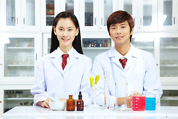 포토 JPG 학생 여학생 여자 교육 남자 교복 남학생 과학 포즈 학교 청소년 고등학생 수업 실내 고등학교 실험기구 실험 미소 웃음 사람 동양인 상반신 두명 스쿨라이프 한국인 가운 실험복 실험실 온도계 체온계 스포이트 책상 플라스크 시험관 서랍장 비커 과학교육 과학실 막자사발 시약 막자 십대만 국내포토 라이프스타일 옷 가구 표정 인종 내부 약 사발 피펫 파일형식