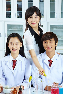 포토 JPG 학생 여학생 여자 교육 남자 교복 남학생 과학 학교 청소년 고등학생 수업 실내 고등학교 실험기구 실험 미소 웃음 사람 손짓 상반신 성인 세명 스쿨라이프 교사 한국인 가운 실험복 실험실 스포이트 책상 플라스크 시험관 서랍장 비커 과학교육 과학실 막자사발 시약 막자 국내포토 직업 라이프스타일 옷 가구 모션 표정 동양인 내부 약 사발 피펫 파일형식