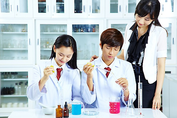 포토 JPG 학생 여학생 여자 교육 남자 교복 남학생 과학 학교 청소년 고등학생 수업 실내 고등학교 실험기구 실험 미소 웃음 사람 손짓 상반신 성인 세명 스쿨라이프 교사 한국인 가운 실험복 실험실 온도계 체온계 스포이트 책상 플라스크 시험관 서랍장 비커 과학교육 과학실 막자사발 시약 막자 국내포토 직업 라이프스타일 옷 가구 모션 표정 동양인 내부 약 사발 피펫 파일형식