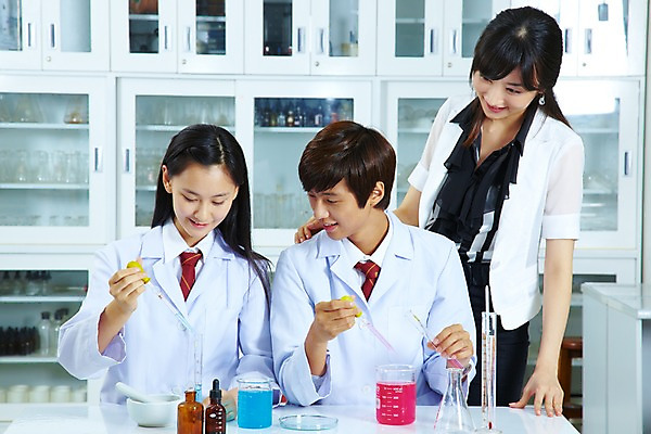 포토 JPG 학생 여학생 여자 교육 남자 교복 남학생 과학 학교 청소년 고등학생 수업 실내 고등학교 실험기구 실험 미소 웃음 사람 손짓 상반신 성인 세명 스쿨라이프 교사 한국인 가운 실험복 실험실 온도계 체온계 스포이트 책상 플라스크 시험관 서랍장 비커 과학교육 과학실 막자사발 시약 막자 국내포토 직업 라이프스타일 옷 가구 모션 표정 동양인 내부 약 사발 피펫 파일형식