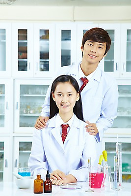 포토 JPG 학생 여학생 여자 교육 남자 교복 남학생 과학 포즈 학교 청소년 고등학생 수업 실내 고등학교 실험기구 실험 미소 웃음 사람 동양인 상반신 두명 스쿨라이프 한국인 가운 실험복 실험실 온도계 체온계 스포이트 책상 플라스크 시험관 서랍장 비커 과학교육 과학실 막자사발 시약 막자 십대만 국내포토 라이프스타일 옷 가구 표정 인종 내부 약 사발 피펫 파일형식