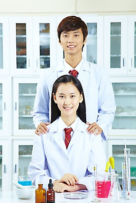 포토 JPG 학생 여학생 여자 교육 남자 교복 남학생 과학 포즈 학교 청소년 고등학생 수업 실내 고등학교 실험기구 실험 미소 웃음 사람 동양인 상반신 두명 스쿨라이프 한국인 가운 실험복 실험실 온도계 체온계 스포이트 책상 플라스크 시험관 서랍장 비커 과학교육 과학실 막자사발 시약 막자 십대만 국내포토 라이프스타일 옷 가구 표정 인종 내부 약 사발 피펫 파일형식