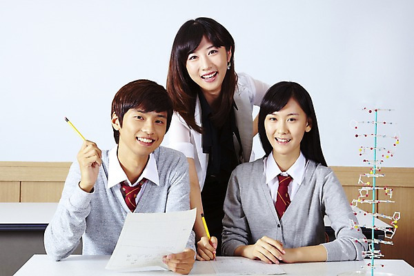 포토 JPG 학생 여학생 여자 교육 남자 교복 남학생 학교 청소년 고등학생 수업 실내 고등학교 미소 웃음 사람 손짓 상반신 성인 세명 필기구 연필 스쿨라이프 모형 교사 한국인 가르침 DNA 카디건 책상 보고서 화이트보드 과학교육 과학실 실험보고서 염색체구조 염색체모형 국내포토 직업 라이프스타일 옷 과학 가구 모션 문구용품 학용품 표정 동양인 내부 외투 생명공학 파일형식