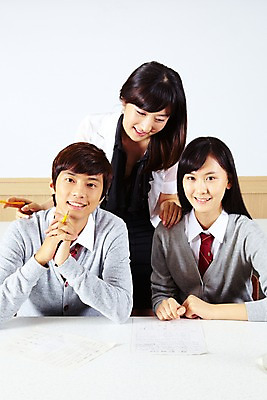 포토 JPG 학생 여학생 여자 교육 남자 교복 남학생 포즈 학교 청소년 고등학생 수업 실내 고등학교 미소 웃음 사람 상반신 성인 세명 필기구 연필 스쿨라이프 교사 한국인 카디건 책상 보고서 화이트보드 과학교육 과학실 실험보고서 국내포토 직업 라이프스타일 옷 과학 가구 문구용품 학용품 표정 동양인 내부 외투 파일형식