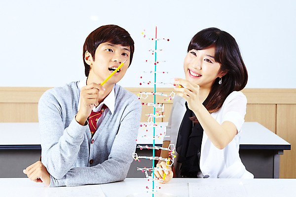 포토 JPG 학생 여자 교육 남자 교복 남학생 학교 청소년 고등학생 수업 실내 고등학교 미소 웃음 사람 손짓 상반신 성인 두명 필기구 연필 스쿨라이프 모형 교사 한국인 가르침 DNA 카디건 책상 화이트보드 과학교육 과학실 염색체구조 염색체모형 국내포토 직업 라이프스타일 옷 과학 가구 모션 문구용품 학용품 표정 동양인 내부 외투 생명공학 파일형식