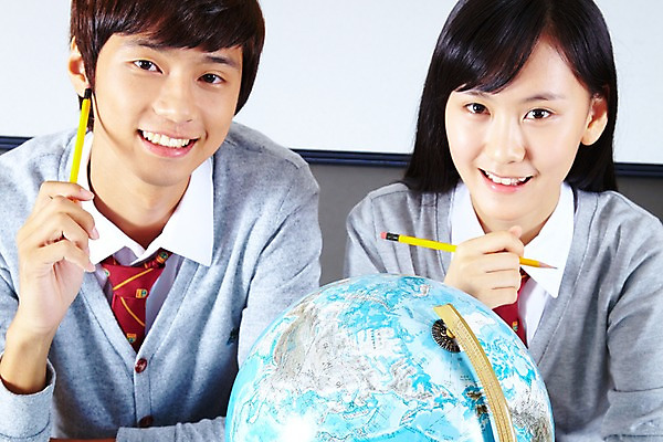 포토 JPG 학생 여학생 여자 교육 남자 교복 남학생 포즈 학교 청소년 고등학생 수업 실내 고등학교 미소 웃음 사람 동양인 근접촬영 상반신 두명 필기구 연필 지구본 스쿨라이프 스크린 한국인 카디건 과학교육 과학실 십대만 국내포토 라이프스타일 옷 뷰포인트 과학 문구용품 학용품 표정 인종 내부 외투 파일형식