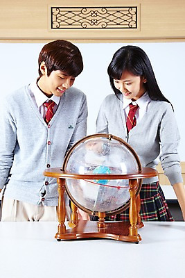 포토 JPG 학생 여학생 여자 교육 남자 교복 남학생 포즈 학교 청소년 고등학생 수업 실내 고등학교 미소 웃음 사람 동양인 상반신 두명 지구본 스쿨라이프 한국인 카디건 책상 화이트보드 과학교육 과학실 별자리구 천구의 투시천구의 십대만 국내포토 라이프스타일 옷 과학 가구 표정 인종 내부 외투 파일형식