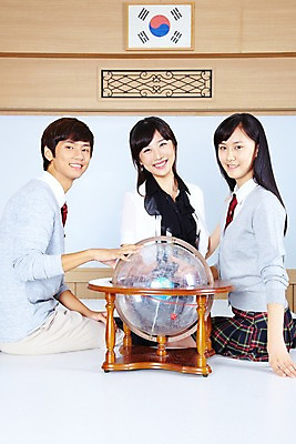 포토 JPG 학생 여학생 여자 교육 남자 교복 남학생 포즈 학교 청소년 고등학생 수업 실내 고등학교 미소 웃음 사람 상반신 성인 세명 지구본 스쿨라이프 교사 한국인 태극기 카디건 책상 화이트보드 과학교육 과학실 별자리구 천구의 투시천구의 국내포토 직업 라이프스타일 옷 과학 가구 표정 동양인 내부 외투 국기 파일형식