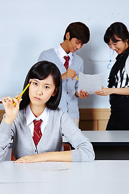 포토 JPG 학생 여학생 여자 교육 남자 교복 남학생 생각 학교 청소년 고등학생 수업 실내 고등학교 사람 손짓 상반신 성인 세명 필기구 연필 스쿨라이프 교사 한국인 가르침 카디건 책상 고민 보고서 화이트보드 과학교육 과학실 실험보고서 국내포토 직업 라이프스타일 옷 감정 과학 가구 모션 문구용품 학용품 동양인 내부 외투 파일형식