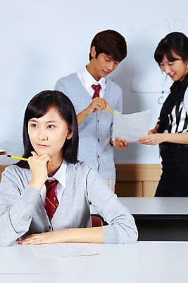 포토 JPG 학생 여학생 여자 교육 남자 교복 남학생 생각 학교 청소년 고등학생 수업 실내 고등학교 사람 손짓 상반신 성인 세명 스쿨라이프 교사 한국인 가르침 카디건 책상 고민 보고서 화이트보드 과학교육 과학실 실험보고서 국내포토 직업 라이프스타일 옷 감정 과학 가구 모션 동양인 내부 외투 파일형식