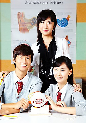 포토 JPG 학생 여학생 여자 교육 남자 교복 남학생 포즈 신체 학교 청소년 고등학생 수업 알림판 실내 고등학교 미소 웃음 사람 상반신 성인 세명 필기구 연필 스쿨라이프 교사 한국인 카디건 책상 보고서 과학교육 과학실 눈모형 실험보고서 안구모형 국내포토 직업 라이프스타일 옷 과학 가구 문구용품 학용품 표정 동양인 내부 모형 외투 파일형식