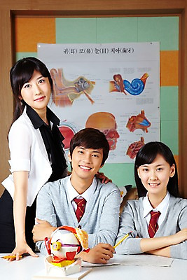 포토 JPG 학생 여학생 여자 교육 남자 교복 남학생 포즈 신체 학교 청소년 고등학생 수업 알림판 실내 고등학교 미소 웃음 사람 상반신 성인 세명 필기구 연필 스쿨라이프 교사 한국인 카디건 책상 보고서 과학교육 과학실 눈모형 실험보고서 안구모형 국내포토 직업 라이프스타일 옷 과학 가구 문구용품 학용품 표정 동양인 내부 모형 외투 파일형식