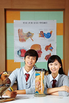 포토 JPG 학생 여학생 여자 교육 남자 교복 남학생 포즈 신체 학교 청소년 조류 고등학생 수업 알림판 실내 고등학교 미소 웃음 사람 동양인 상반신 두명 필기구 연필 스쿨라이프 한국인 원앙 카디건 책상 보고서 과학교육 과학실 동물모형 박제 실험보고서 십대만 국내포토 동물 라이프스타일 옷 과학 가구 문구용품 학용품 표정 인종 내부 모형 외투 파일형식