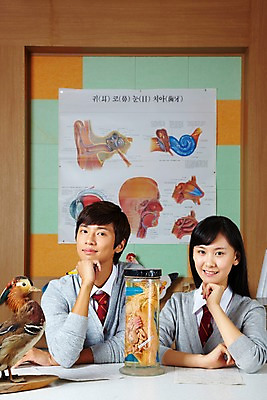 포토 JPG 학생 여학생 여자 교육 남자 교복 남학생 생각 신체 학교 청소년 조류 고등학생 수업 알림판 실내 고등학교 사람 동양인 손짓 상반신 두명 스쿨라이프 한국인 원앙 카디건 책상 보고서 과학교육 과학실 동물모형 박제 실험보고서 십대만 국내포토 동물 라이프스타일 옷 과학 가구 모션 인종 내부 모형 외투 파일형식