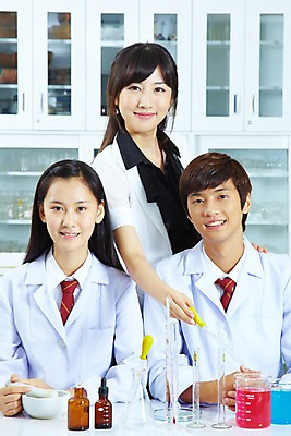 포토 JPG 학생 여학생 여자 교육 남자 교복 남학생 과학 학교 청소년 고등학생 수업 실내 고등학교 실험기구 실험 미소 웃음 사람 손짓 상반신 성인 세명 스쿨라이프 교사 한국인 가운 실험복 실험실 스포이트 책상 플라스크 시험관 서랍장 비커 과학교육 실습 과학실 막자사발 시약 막자 국내포토 직업 라이프스타일 옷 가구 모션 표정 동양인 내부 약 사발 피펫 파일형식