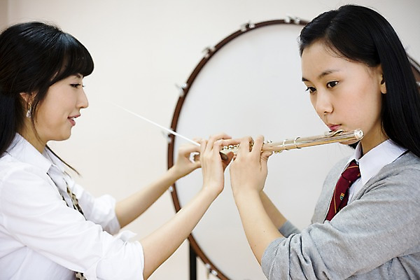 포토 JPG 학생 여자 교육 교복 악기 음악 셔츠 연주 학교 청소년 고등학생 수업 타악기 실내 고등학교 관악기 사람 성인 두명 스쿨라이프 교사 한국인 플루트 카디건 음악교육 큰북 음악선생님 음악실 여자만 국내포토 직업 라이프스타일 옷 상의 문화예술 동양인 내부 외투 북 파일형식