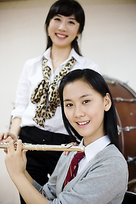 포토 JPG 학생 여자 교육 교복 악기 음악 연주 학교 청소년 고등학생 수업 타악기 실내 고등학교 관악기 미소 웃음 사람 성인 두명 스쿨라이프 교사 한국인 플루트 카디건 음악교육 큰북 음악선생님 음악실 여자만 국내포토 직업 라이프스타일 옷 문화예술 표정 동양인 내부 외투 북 파일형식