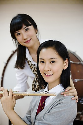 포토 JPG 학생 여자 교육 교복 악기 음악 연주 학교 청소년 고등학생 수업 타악기 실내 고등학교 관악기 미소 웃음 사람 성인 두명 스쿨라이프 교사 한국인 플루트 카디건 음악교육 큰북 음악선생님 음악실 여자만 국내포토 직업 라이프스타일 옷 문화예술 표정 동양인 내부 외투 북 파일형식