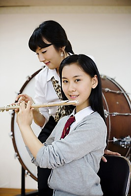 포토 JPG 학생 여자 교육 교복 악기 음악 연주 의자 학교 청소년 고등학생 수업 타악기 실내 고등학교 관악기 미소 웃음 사람 성인 두명 스쿨라이프 교사 한국인 플루트 카디건 음악교육 큰북 음악선생님 음악실 여자만 국내포토 직업 라이프스타일 옷 가구 문화예술 표정 동양인 내부 외투 북 파일형식