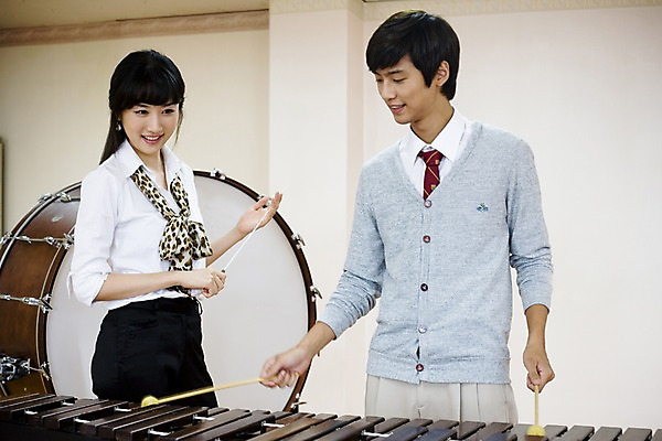 포토 JPG 학생 여자 교육 남자 교복 악기 음악 연주 학교 청소년 고등학생 수업 타악기 실내 고등학교 미소 웃음 사람 성인 두명 스쿨라이프 교사 한국인 카디건 음악교육 지휘봉 실로폰 큰북 마림바 음악선생님 음악실 국내포토 직업 라이프스타일 옷 문화예술 표정 동양인 내부 외투 북 파일형식