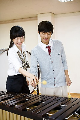 포토 JPG 학생 여자 교육 남자 교복 악기 음악 연주 학교 청소년 고등학생 수업 타악기 실내 고등학교 미소 웃음 사람 성인 두명 스쿨라이프 교사 한국인 카디건 음악교육 지휘봉 큰북 마림바 음악선생님 음악실 국내포토 직업 라이프스타일 옷 문화예술 표정 동양인 내부 외투 북 파일형식