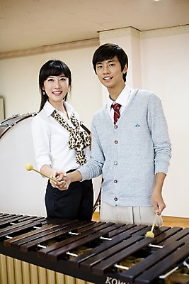 포토 JPG 학생 여자 교육 남자 교복 악기 음악 연주 학교 청소년 고등학생 수업 타악기 실내 고등학교 미소 웃음 사람 성인 두명 스쿨라이프 교사 한국인 카디건 음악교육 큰북 마림바 음악선생님 음악실 국내포토 직업 라이프스타일 옷 문화예술 표정 동양인 내부 외투 북 파일형식