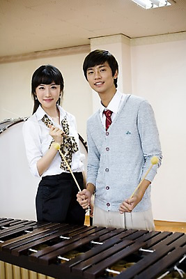 포토 JPG 학생 여자 교육 남자 교복 악기 음악 연주 학교 청소년 고등학생 수업 타악기 실내 고등학교 미소 웃음 사람 성인 두명 스쿨라이프 교사 한국인 카디건 음악교육 지휘봉 실로폰 큰북 마림바 음악선생님 음악실 국내포토 직업 라이프스타일 옷 문화예술 표정 동양인 내부 외투 북 파일형식