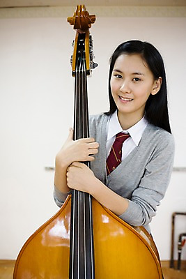 포토 JPG 학생 여자 교육 남자 교복 악기 음악 학교 청소년 고등학생 수업 현악기 실내 고등학교 한명 미소 웃음 사람 동양인 스쿨라이프 한국인 카디건 음악교육 첼로 음악실 십대만 국내포토 1 라이프스타일 옷 문화예술 표정 인종 내부 외투 파일형식 찰현악기