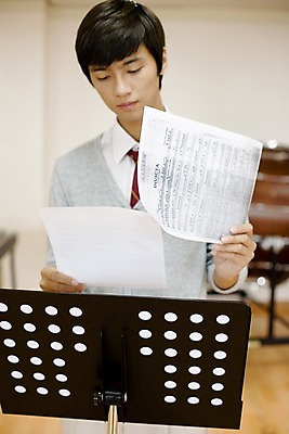 포토 JPG 학생 교육 남자 교복 음악 학교 청소년 고등학생 수업 실내 고등학교 한명 사람 동양인 10대 스쿨라이프 한국인 보면대 카디건 악보 음악교육 음악실 남자만 남자한명만 십대만 십대남자만 십대남자한명만 국내포토 1 라이프스타일 옷 문화예술 인종 내부 외투 파일형식