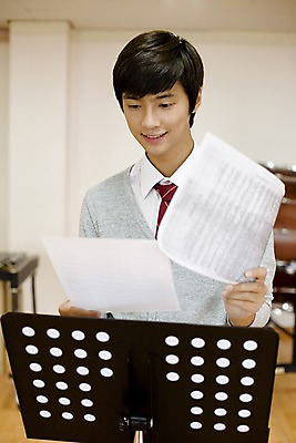 포토 JPG 학생 교육 남자 교복 음악 학교 청소년 고등학생 수업 실내 고등학교 한명 미소 웃음 사람 동양인 10대 스쿨라이프 한국인 보면대 카디건 악보 음악교육 음악실 남자만 남자한명만 십대만 십대남자만 십대남자한명만 국내포토 1 라이프스타일 옷 문화예술 표정 인종 내부 외투 파일형식