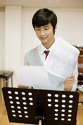 포토 JPG 학생 교육 남자 교복 음악 학교 청소년 고등학생 수업 실내 고등학교 한명 미소 웃음 사람 동양인 10대 스쿨라이프 한국인 보면대 카디건 악보 음악교육 음악실 남자만 남자한명만 십대만 십대남자만 십대남자한명만 국내포토 1 라이프스타일 옷 문화예술 표정 인종 내부 외투 파일형식