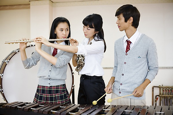 포토 JPG 학생 여자 교육 남자 교복 악기 음악 연주 학교 청소년 고등학생 수업 타악기 실내 고등학교 관악기 사람 성인 세명 치마 스쿨라이프 교사 한국인 플루트 카디건 음악교육 큰북 마림바 음악선생님 음악실 체크스커트 국내포토 직업 라이프스타일 옷 하의 문화예술 동양인 내부 외투 북 파일형식