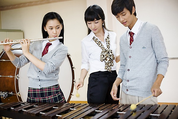 포토 JPG 학생 여자 교육 남자 교복 악기 음악 연주 학교 청소년 고등학생 수업 타악기 실내 고등학교 관악기 미소 웃음 사람 성인 세명 치마 스쿨라이프 교사 한국인 플루트 카디건 음악교육 큰북 마림바 음악선생님 음악실 체크스커트 국내포토 직업 라이프스타일 옷 하의 문화예술 표정 동양인 내부 외투 북 파일형식