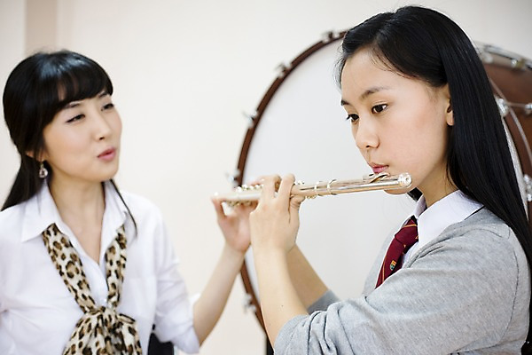 포토 JPG 학생 여자 교육 교복 악기 음악 연주 학교 청소년 고등학생 수업 타악기 실내 고등학교 관악기 사람 성인 두명 옆모습 스쿨라이프 교사 한국인 플루트 카디건 음악교육 큰북 음악선생님 음악실 여자만 국내포토 직업 라이프스타일 옷 뷰포인트 문화예술 동양인 내부 외투 북 파일형식