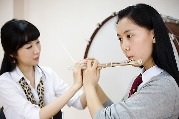 포토 JPG 학생 여자 교육 교복 악기 음악 연주 학교 청소년 고등학생 수업 타악기 실내 고등학교 관악기 사람 성인 두명 옆모습 스쿨라이프 교사 한국인 플루트 카디건 음악교육 큰북 음악선생님 음악실 여자만 국내포토 직업 라이프스타일 옷 뷰포인트 문화예술 동양인 내부 외투 북 파일형식